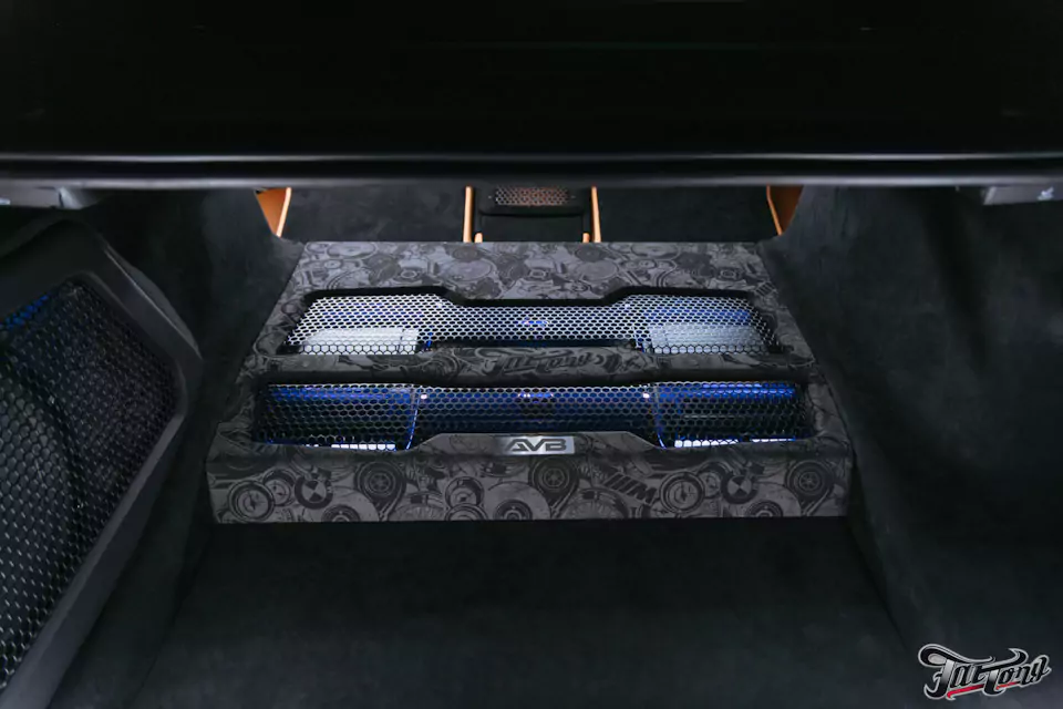 Построили новую акустическую систему для BMW M5 с дизайнерским оформлением багажника! Перешили в кожу салонный пластик, заламинировали карбоном зеркала, провели комплекс детейлинг-услуг